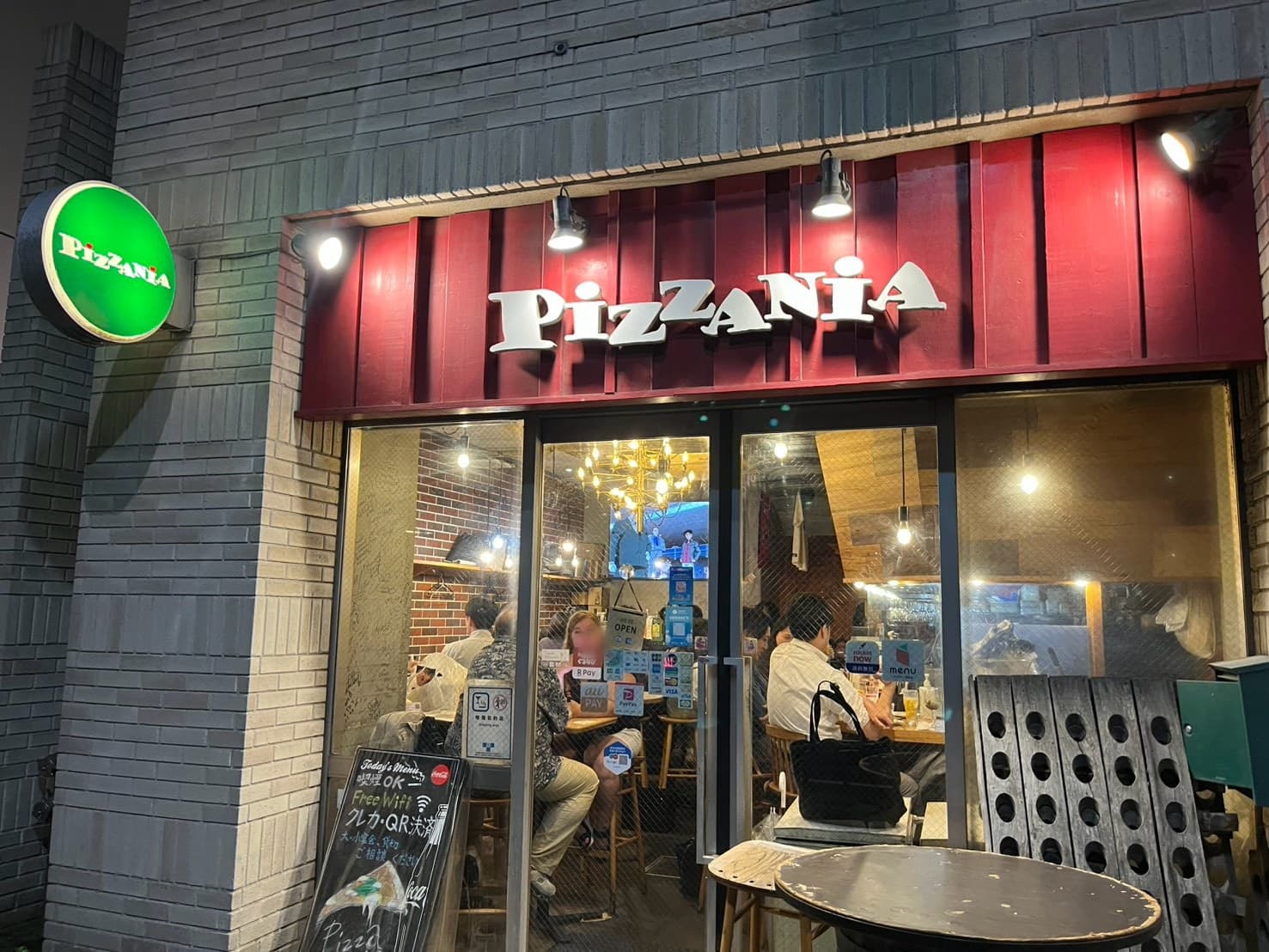 PIZZANIAの看板と入口