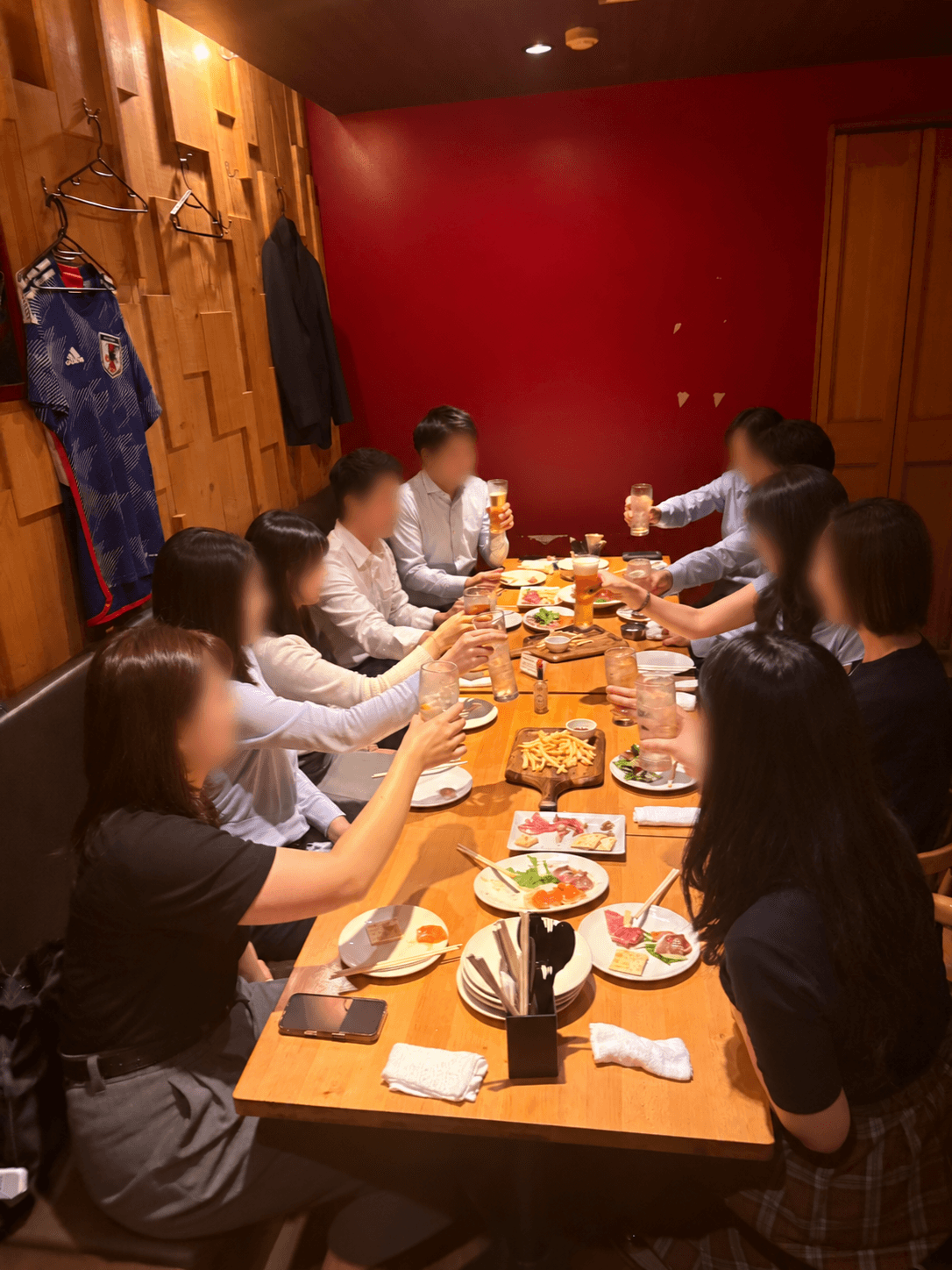 テーブルを囲んで乾杯する宴会