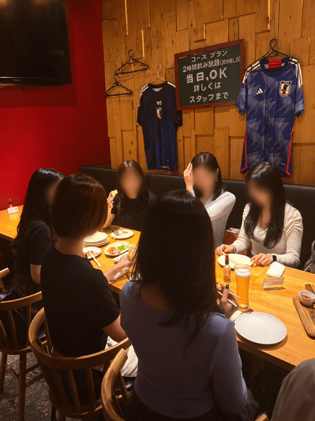 PIZZANIAでテーブルを囲む二次会