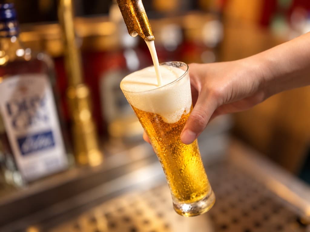 注ぐ生ビール